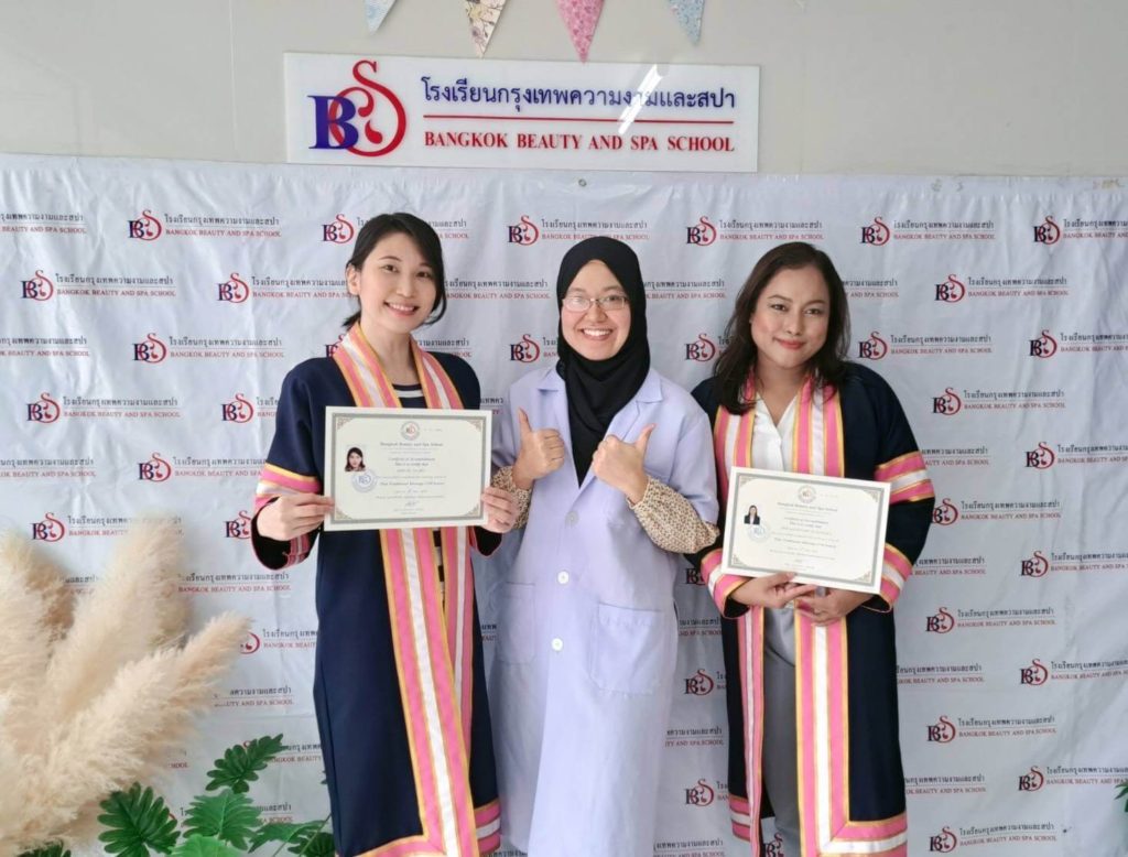 曼谷按摩學校BBS畢業了